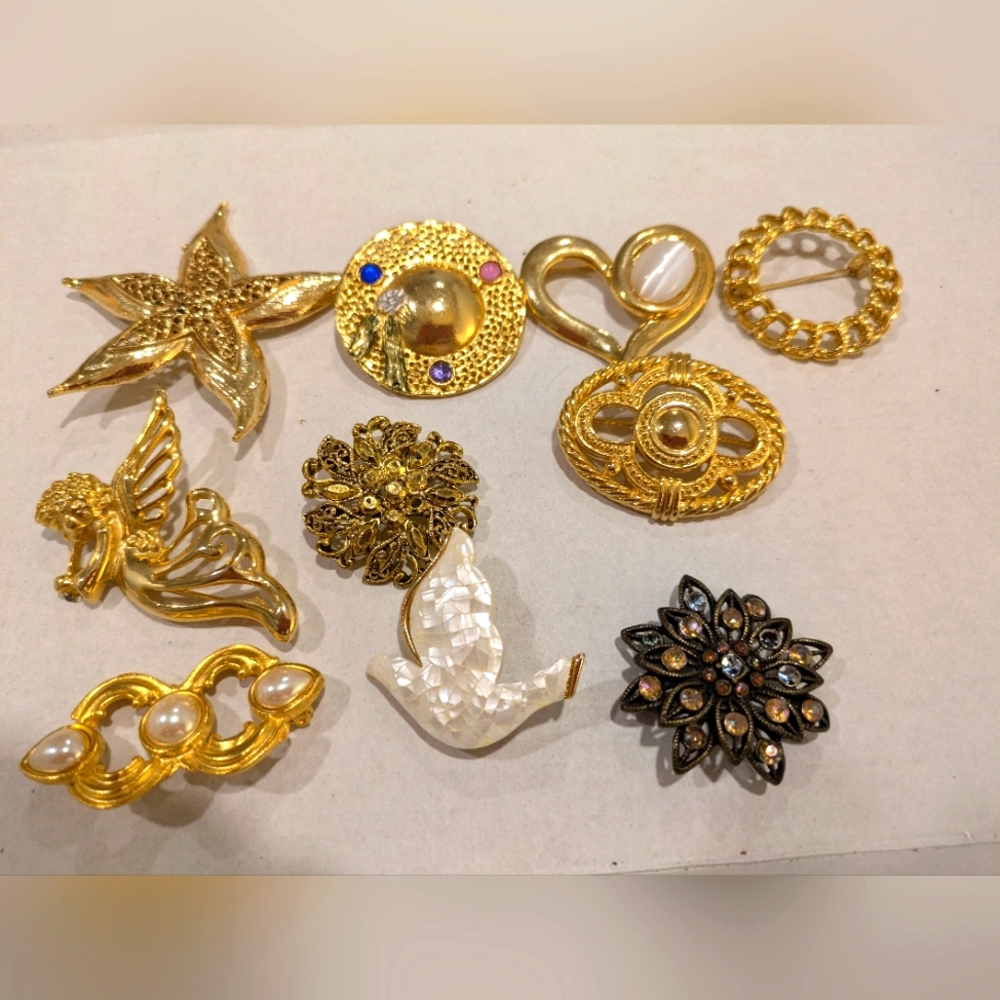 Lot 10 Brooches